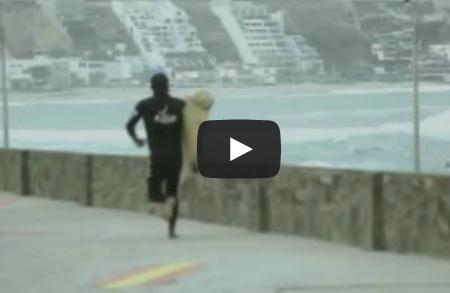Un adevărat EROU! Gestul incredibil al unui surfer, în timp ce dădea un interviu (VIDEO)