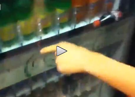 (VIDEO) Cum să primeşti un suc gratis de la automat