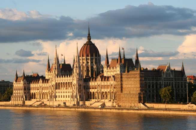 Parlamentul ungar a aprobat o suprataxă aberantă pe publicitate