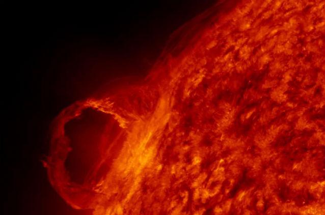 O serie de explozii solare ar putea declanşa vineri o furtună geomagnetică