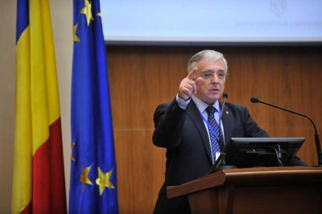 Isărescu:  Politic există consens că aderarea la euro ar putea avea loc în 2019