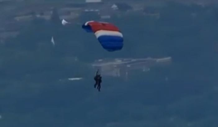 Fostul preşedinte american George Bush a sărit cu paraşuta în ziua în care a împlinit 90 de ani (VIDEO)