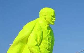 O statuie a lui Lenin s-a întors pe soclul său, de data aceasta urinând