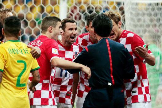 Primul meci, primul scandal: Brazilia + arbitrul - Croaţia 3-1
