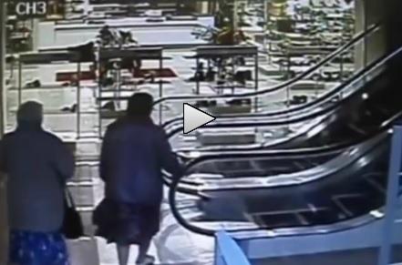 Râzi cu lacrimi. Două bătrâne, scările rulante și shopping-ul (VIDEO)