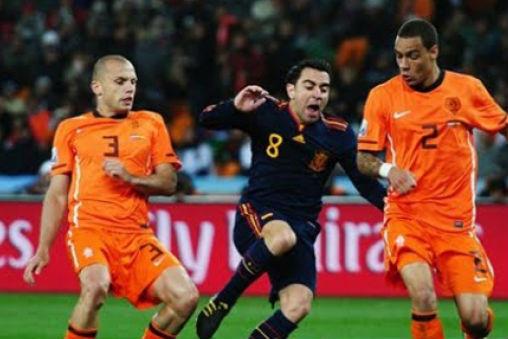 Spania şi Olanda reeditează, în grupe, finala mondială din Africa de Sud