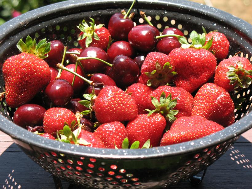 Diete de sezon: O cură cu căpșuni și cireșe vă ajută să scăpați de kilogramele în plus