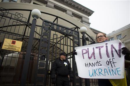 Sute de manifestanţi ucraineni au blocat accesul în Ambasada Rusiei de la Kiev