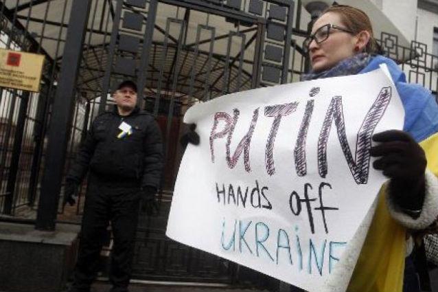 Ambasada Rusiei la Kiev, asediată de protestatanţi