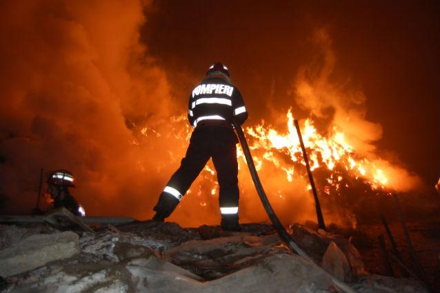 Un clujean şi-a salvat cei nouă copii dintr-un incendiu devastator