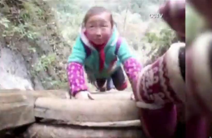 Copiii dintr-un sat chinez sunt nevoiţi să se caţere pe munţi ca să ajungă la şcoală! (VIDEO)