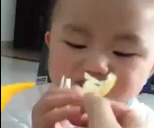 VIDEO. Ce surpriză, un bebeluş descoperă ce gust are lămâia...