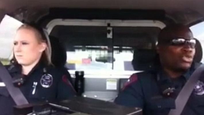 Doi poliţişti au devenit vedete după ce au imitat o artistă în vogă VIDEO
