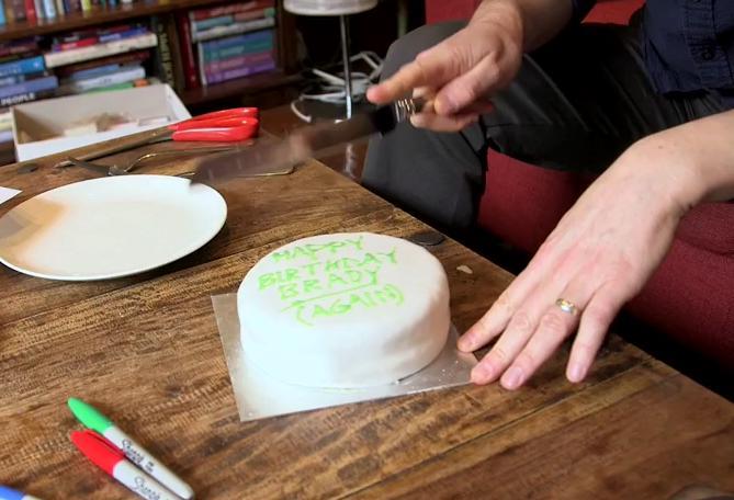 VIDEO. Până acum ai tăiat tortul GREŞIT! Iată cum se taie ŞTIINŢIFIC şi CORECT un tort