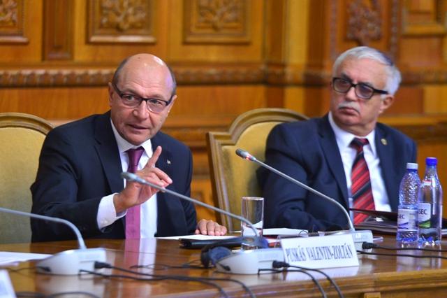 Curtea Supremă cere CCR să se pronunţe cu privirea la imunitatea preşedintelui Traian Băsescu