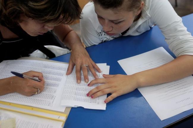 Evaluare Naţională 2014: Absolvenţii clasei a VIII-a susţin luni probă scrisă la Limba şi literatura română