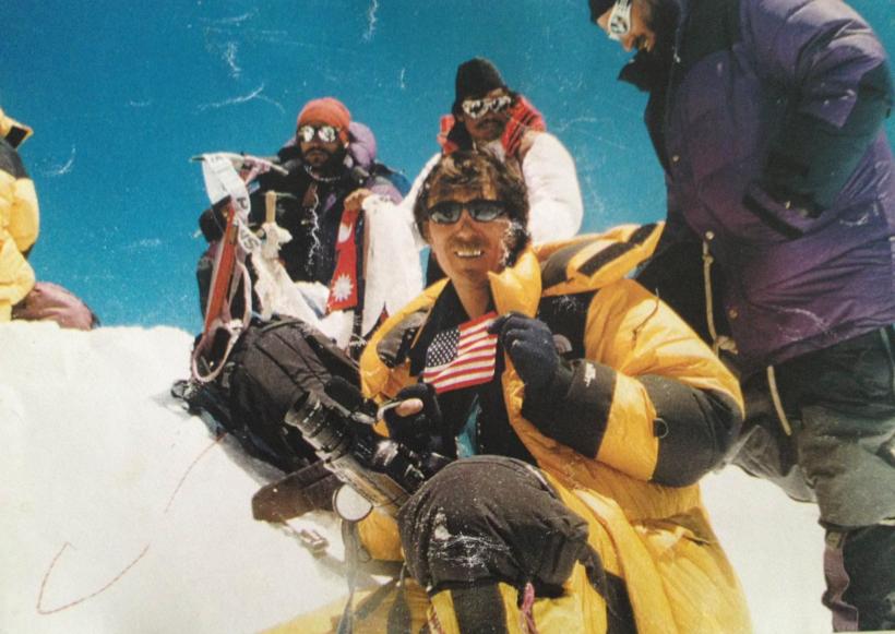 Tragedii pe Everest povestite de românul ce a urcat nouă ani la rând pe Acoperişul Lumii