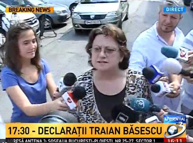 VIDEO. Soţia lui Mircea Băsescu se răsteşte la jurnalişti: &quot;Ce doriţi? Chem 112!&quot;