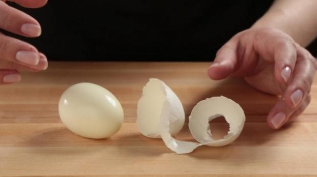 Cum poţi să decojeşti un ou în câteva clipe VIDEO