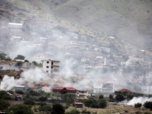 VIDEO. Un oraş din Albania a fost acoperit de un fum misterios. Sute de locuitori au avut un comportament ciudat