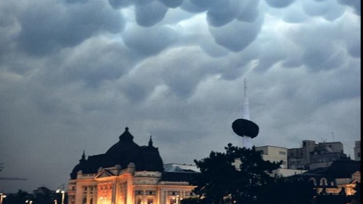 Fenomen meteorologic spectaculos în Bucureşti GALERIE FOTO