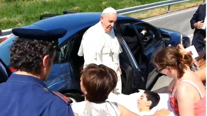 Un român l-a impresionat pe Papa: Am reuşit să opresc cea mai importantă persoană din lume VIDEO EMOŢIONANT  