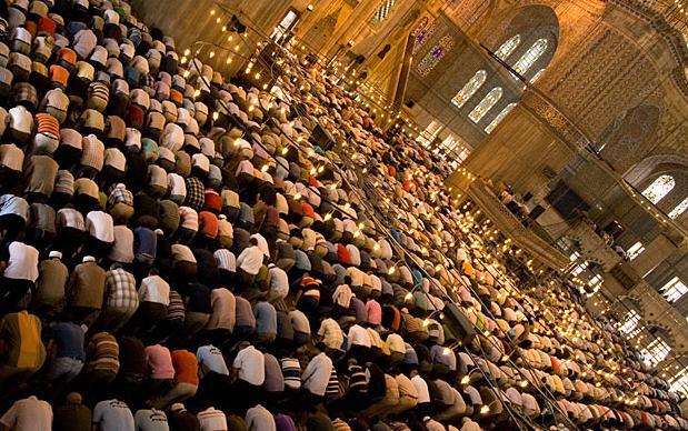 Astăzi a început Ramadanul. Timp de o lună, musulmanii de pretutindeni se vor ruga şi vor posti