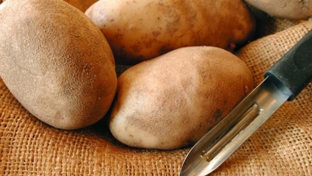 Curăţă 2 kilograme de cartofi în doar UN MINUT - VIDEO