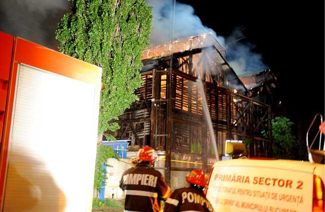 Incendiu în Capitală. Fosta gheţărie, parte istorică a halei Obor, făcută scrum noaptea trecută  18486396
