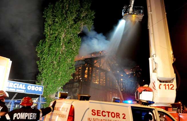 Incendiu în Capitală. Fosta gheţărie, parte istorică a halei Obor, făcută scrum noaptea trecută  18486397
