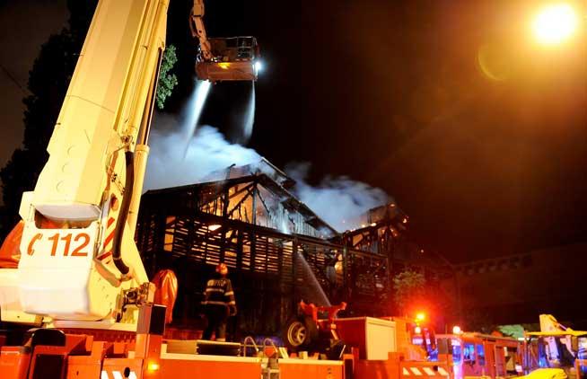Incendiu în Capitală. Fosta gheţărie, parte istorică a halei Obor, făcută scrum noaptea trecută  18486398