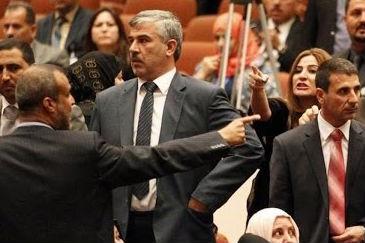 Prima sesiune a noului parlament irakian s-a încheiat în haos, în timp ce ţara e în pragul scindării