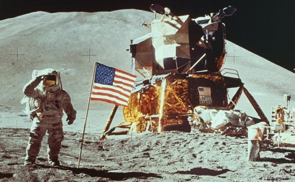 (VIDEO) Film uluitor cu Neil Armstrong, primul om care a pășit pe Lună, într-un zbor de infarct în care era să-și piardă viața