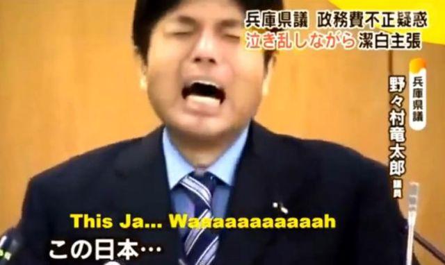 Aşa ceva nu ai mai văzut! Cum îşi cere scuze public un deputat japonez vinovat de fraudă (VIDEO INCREDIBIL)
