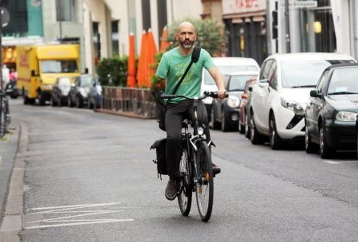 CAZ INCREDIBIL în Germania: Un român fără un braţ, amendat pentru că nu ţinea ambele mâini pe ghidonul bicicletei