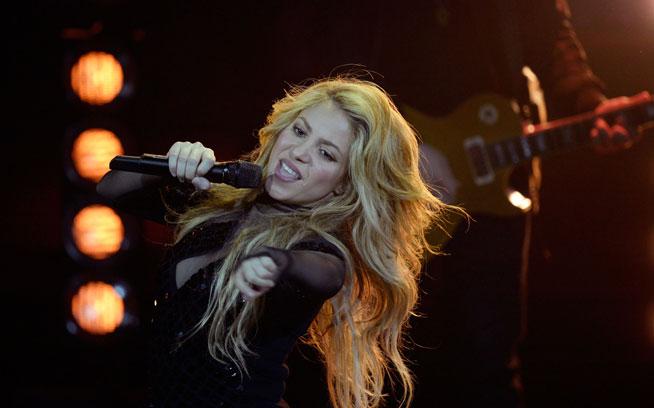 Shakira şi Santana cântă la închiderea CM