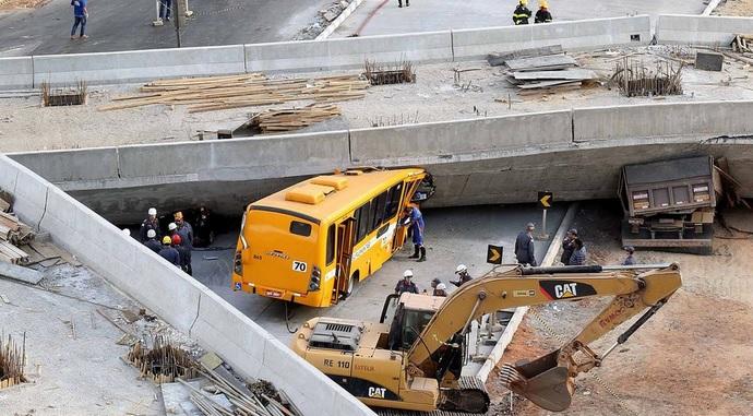TRAGEDIE în Brazilia: Doi morţi şi mai mulţi răniţi, după ce o pasarelă în construcţie s-a prăbuşit pe o autostradă (VIDEO)
