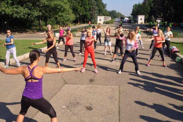 Elena Udrea şi femeile din PMP au ieşit să facă sport, în Herăstrău