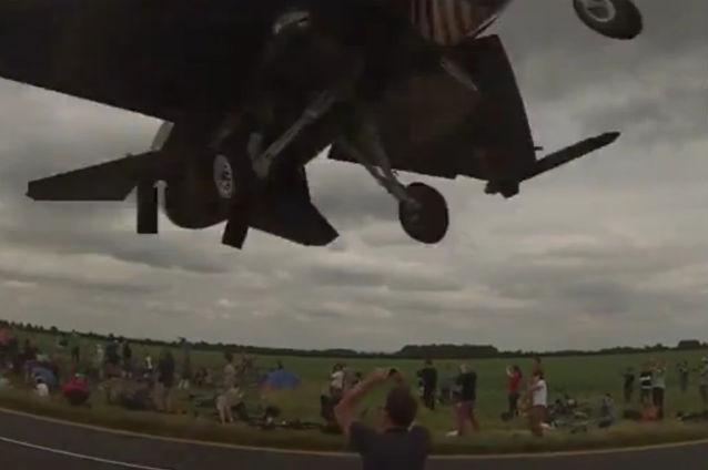 Un F-16 trece la câţiva metri peste un grup de spectatori aşezaţi lângă pista de aterizare (VIDEO)