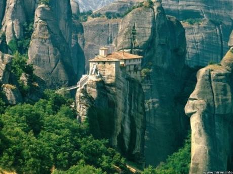 Descoperă cele mai frumoase mănăstiri izolate din lume GALERIE FOTO