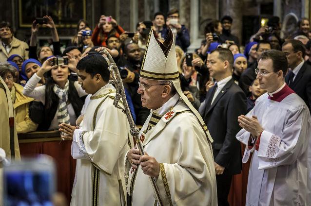 Papa Francisc: Durerea victimelor actelor de pedofilie şi sinuciderile &quot;apasă pe conştiinţa Bisericii&quot;