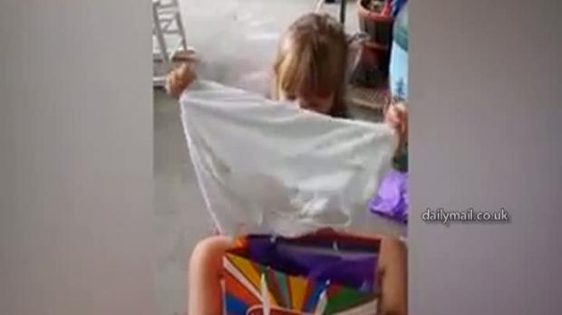 Au încercat să facă o glumă copilului lor, dar au rămas uimiţi de reacţia ei VIDEO
