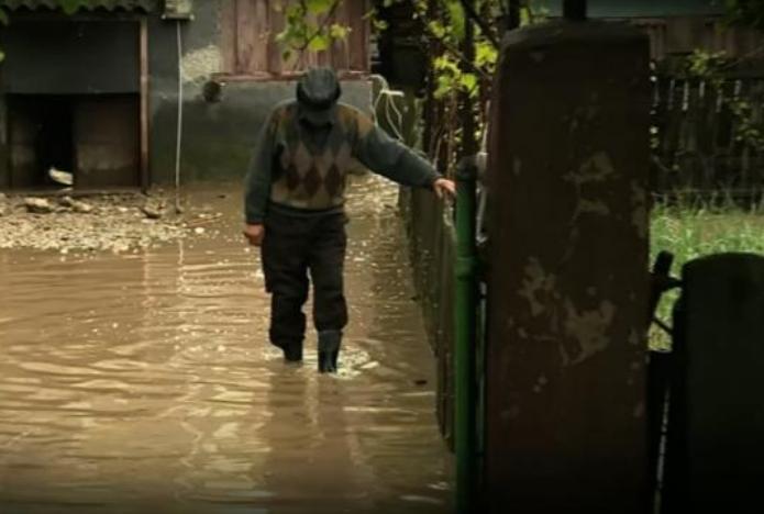 Ploile torenţiale au făcut ravagii în Buzău: Drumuri acoperite de ape, zeci de gospodării inundate (VIDEO)