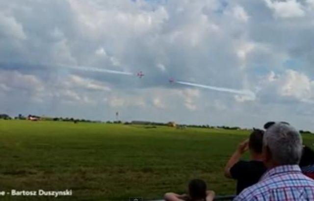 Scenă DRAMATICĂ în Marea Britanie! Două avioane Red Arrows, la un pas să se ciocnească în timpul unui show aviatic (VIDEO)