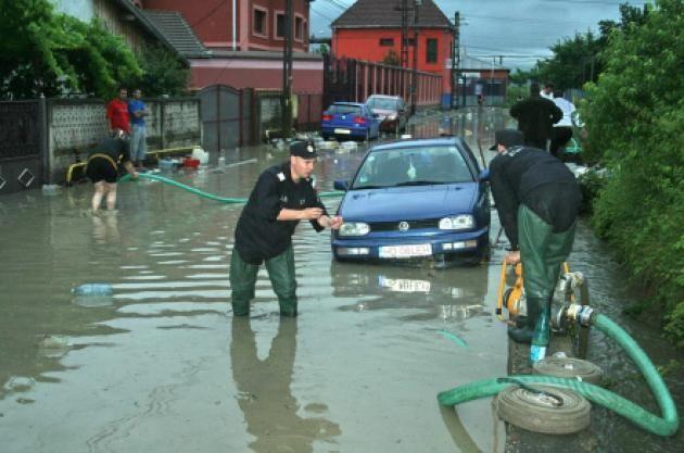 Ploile torenţiale au făcut prăpăd în Buzău: Apa a inundat zeci de gospodării şi subsolurile Maternităţii şi Spitalului Judeţean de Urgenţă