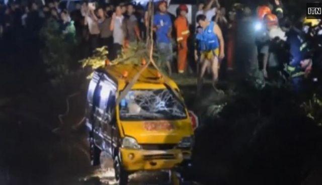 TRAGEDIE ÎN CHINA. Opt copii au murit, după ce autobuzul în care se aflau s-a prăbuşit într-un lac de acumulare (VIDEO)