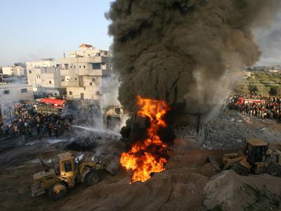 Raidurile aeriene continuă în Fâşia Gaza: 120 de palestinieni au fost ucişi