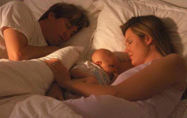 Dormitul părinţilor împreună cu bebeluşul, factorul principal de moarte subită la nou-născuţi 