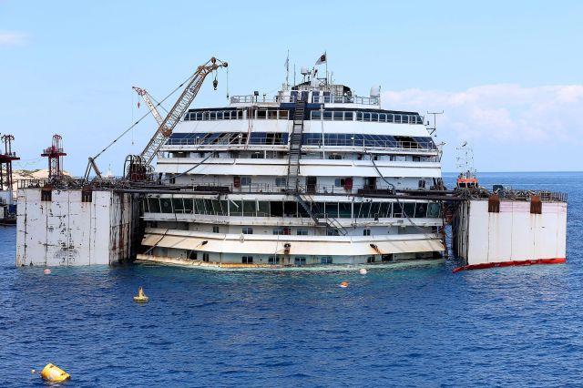 După doi ani şi jumătate de la naufragiu, Costa Concordia pluteşte din nou (VIDEO)