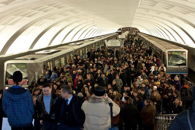 Grav incident la metroul din Moscova: 16 morţi şi 160 de răniţi după ce un tren a frânat brusc